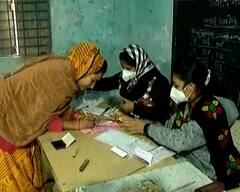 Gujarat Gram Panchayat Polls 2021: ગુજરાતમાં ગ્રામ પંચાયતની ચૂંટણીમાં મતદાનનો કેવો છે માહોલ, જુઓ તસવીરો