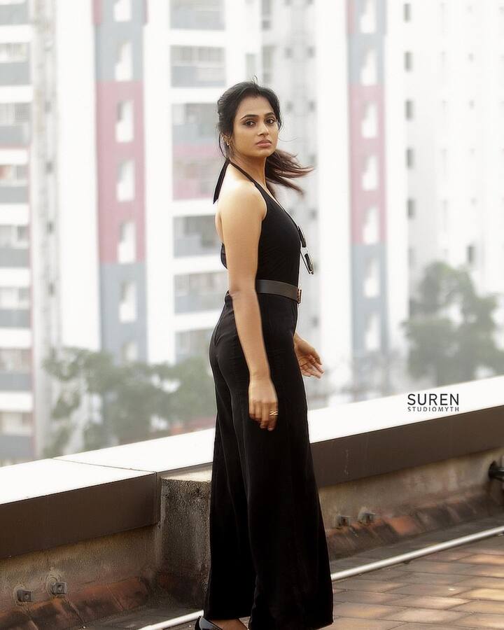 வாடி பொட்ட புள்ள என்னை யாரும் தொட்டதில்ல ஓர பாா்வையாலே என்னை ஓங்கி அறைஞ்சவளே