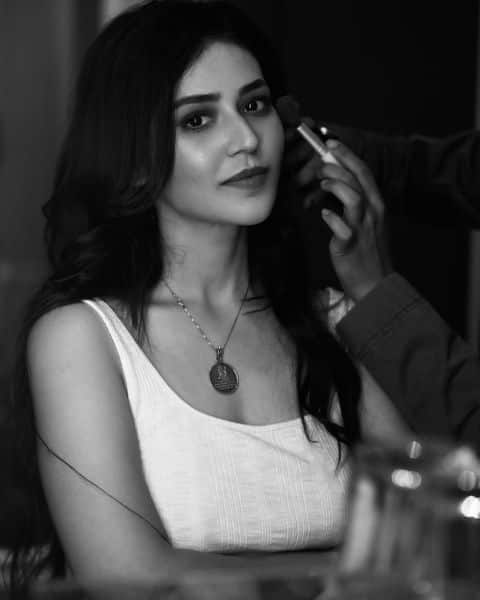 కానీ తాజాగా ఈ బ్యూటీ ఇన్స్టాగ్రామ్ లో షేర్ చేసిన ఫోటోల్లో కాస్త సన్నబడినట్లు కనిపిస్తోంది.(Courtesy : Instagram)