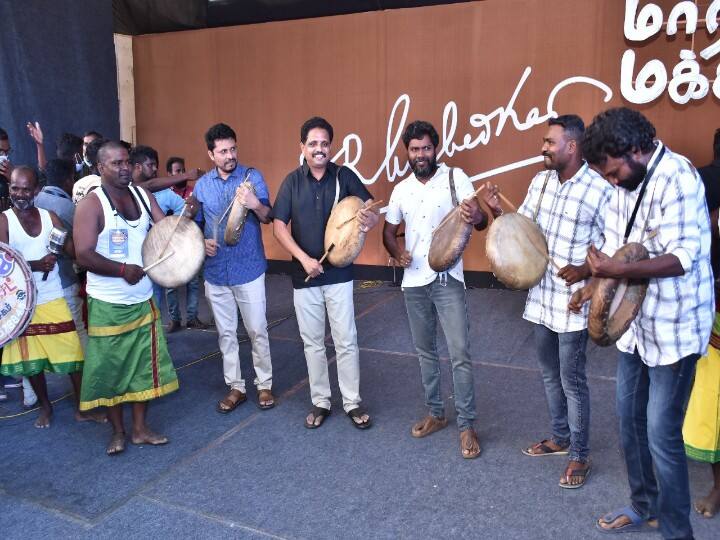 மார்கழியில் மக்களிசை என்ற தலைப்பில் மதுரை காந்தி அருங்காட்சியகத்தில் நடைபெற்ற இசை நிகழ்ச்சியில் மதுரை எம்.பி சு.வெங்கடேசன் மற்றும் இயக்குநர் பா.ரஞ்சித்.