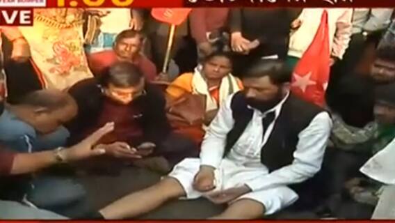 KMC Election 2021: বাম প্রার্থী ফৈয়াজ আহমেদ খানের গাড়িতে হামলা, মারধর; কাঠগড়ায় তৃণমূল। Bangla News