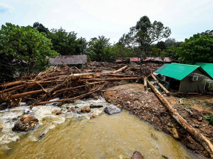 Malaysia Floods Over 22000 People Displaced In Malaysia, Thousands Flee Homes submerging many urban areas Malaysia Floods: मलेशिया में भारी बारिश और बाढ़ से जनजीवन अस्त व्यस्त, 22 हजार से अधिक लोग बेघर