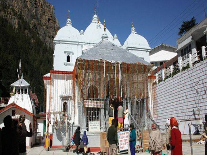 गंगोत्री: माना जाता है कि राजा भागीरथ की कठोर तपस्या के बाद ही गंगा नदी पृथ्वी पर आईं और गंगोत्री में उन्हें भागीरथी का नाम दिया गया. बता दें कि गंगोत्री ग्लेशियर में मौजूद गोमुख से गंगा नदी निकलती हैं. गंगोत्री मंदिर के लिए दर्शन के द्वार अक्षय तृतीया पर खुलते हैं और दिवाली के बाद इन्हें बंद कर दिया जाता है.