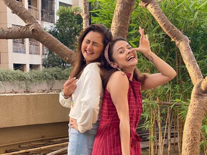 Devoleena Bhattacharjee and Rashami Desai:इन दोनों ने घर के मुश्किल हालात में हमेशा एक दूसरे का साथ दिया और दर्शको को इनकी फ्रैंडशिप गोल बहुत पसंद आयी थी, सीजन 14 में जब देवोलीना घर में एजाज खान की प्रॉक्सी बनकर आईं तो रश्मि अपनी दोस्त को सपोर्ट करने के लिए घर आई थीं