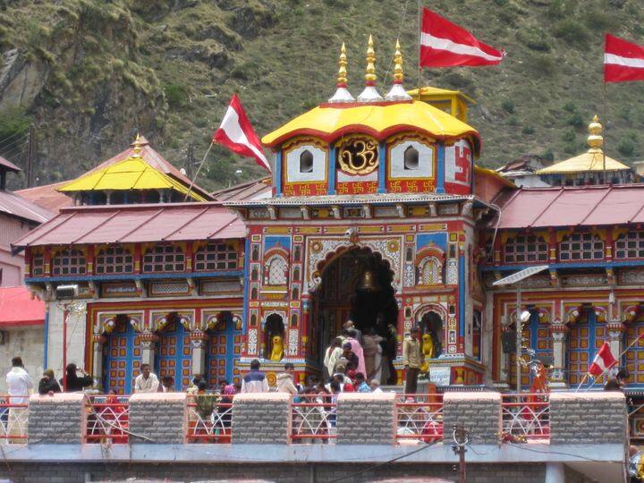 बद्रीनाथ: बद्रीनाथ को लेकर मान्यता है कि आदि शंकराचार्य ने 8वीं शताब्दी में बद्रीनाथ को तीर्थ स्थल के रूप में स्थापित किया. आज ये मंदिर उत्तराखंड के चमोली जिले में स्थित है. 16वीं शताब्दी में गढ़वाल के राजा ने बद्रीनाथ की मूर्ति वर्तमान मंदिर में स्थानांतरित कर दी थी. ऐसी मान्यता है कि भगवान विष्णु इस मंदिर में छह माह निद्रा में रहते हैं और 6 माह जागते हैं.