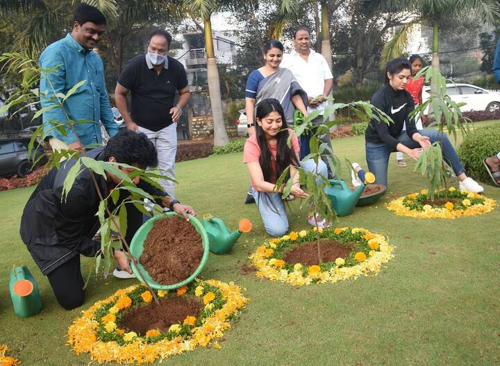 గ్లోబల్ వార్మిగ్ లాంటి వాతావరణ సమస్య అరికట్టడానికి గ్రీన్ ఇండియా ఛాలెంజ్ దోహదపడుతుందని శ్యాం సింగరాయ్ టీమ్ చెప్పింది. భవిష్యత్ తరాలకు మంచి పర్యావరణాన్ని అందించాలంటే ప్రతి ఒక్కరు బాధ్యతలు మొక్కలు నాటాలని నాని పిలుపునిచ్చారు.