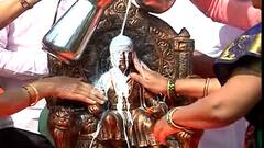 Chembur : शिवरायांच्या पुतळ्याला दुग्धभिषेक,विटंबनेनंतर राज्यातील राजकारण तापलं: Abp Majha