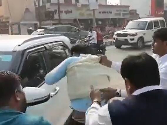 Bilaspur News: छत्तीसगढ़ में जातिगत टिप्पणी पर भड़के युवक, मैनेजर की सरेआम कर दी धुनाई Bilaspur News: छत्तीसगढ़ में जातिगत टिप्पणी पर भड़के युवक, मैनेजर की सरेआम कर दी धुनाई