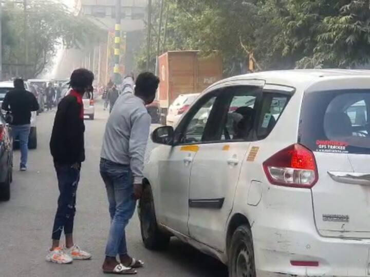 Noida Authority on Parking Contractor Illegal Car parking ANN Noida News: ठेकेदार चला रहे अवैध पार्किंग और वसूली का खेल, मूक बना प्रशासन