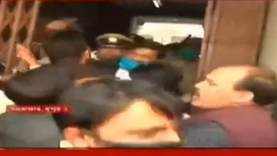 KMC Election 2021: বড়বাজারে বুথে অশান্তি, ভাঙা হল ইভিএম । Bangla News