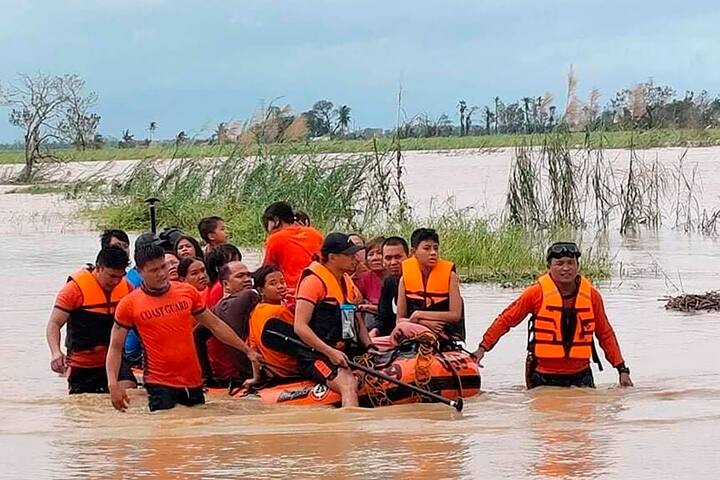 প্রশাসন সূত্রে খবর, মোট ২২৭ শহর বর্তমানে বিদ্যুৎহীন অবস্থায় রয়েছে। মাত্র ২১টি এলাকায় বিদ্যুৎ পরিষেবা স্বাভাবিক হয়েছে। ক্ষতিগ্রস্থ হয়েছে বিমানবন্দরও।