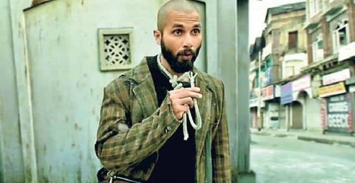 शाहिद कपूर विशाल भारद्वाज की फिल्म हैदर में टकले हुए थे. शाहिद कपूर के करियर में जो चंद सुपरहिट फिल्में हैं उनमें हैदर का नाम भी शामिल है. इस फिल्म के लिए शाहिद कपूर को भी फिल्मफेयर अवार्ड मिला था.