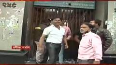 KMC Election 2021: বহিরাগতদের তাণ্ডবের জের, রবীন্দ্র সরণির ভোটকেন্দ্রে তালা ঝোলাল পুলিশ। Bangla News