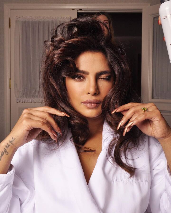 फोटो में प्रियंका चोपड़ा (Priyanka Chopra) का एकदम निराला अंदाज देखने को मिल रहा है जो किसी को भी दीवाना बनाने के लिए काफी है.