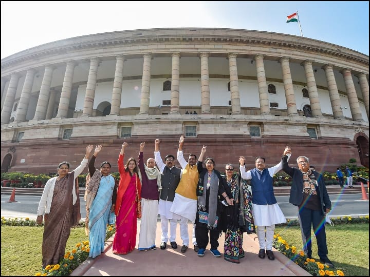 Suspension of 12 MPs: Rajya Sabha सांसदों के निलंबन के मामले में विपक्ष के साथ कल बैठक करेगा केंद्र, इन पार्टियों को बुलाया गया