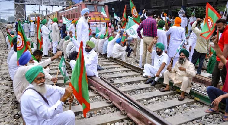 Farmers will stop trains in Punjab tomorrow, Kisan Mazdoor Sangharsh Committee will hold Chakka Jam at 4 places ਕਿਸਾਨ ਕੱਲ੍ਹ ਪੰਜਾਬ 'ਚ ਰੋਕਣਗੇ ਰੇਲਾਂ, ਕਿਸਾਨ ਮਜ਼ਦੂਰ ਸੰਘਰਸ਼ ਕਮੇਟੀ 4 ਥਾਵਾਂ 'ਤੇ ਕਰੇਗੀ ਚੱਕਾ ਜਾਮ