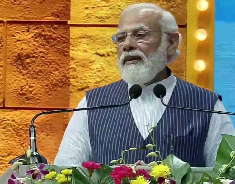 Goa Liberation Day: PM Modi felicitates freedom fighters, veterans of 'Operation Vijay' Goa Liberation Day: સેલ પરેડ અને ફ્લાયપાસ્ટમાં સામેલ થયા PM મોદી, શહીદોને આપી શ્રદ્ધાંજલિ