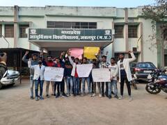 Jabalpur news: पैरामेडिकल छात्रों ने जमकर किया हंगामा और नारेबाजी, जानिए क्या हैं उनकी मांगें और कैस हुआ मामला शांत