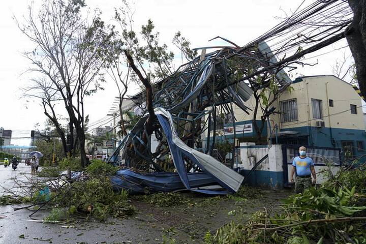 ঝড়ের জেরে ফিলিপিন্সের একাধিক জায়গা বিদ্যুৎ পরিষেবা ব্যাহত হয়েছে। পাশাপাশি তার ছিড়ে যাওয়ার ফলে যোগাযোগ ব্যবস্থাও বিচ্ছিন্ন।