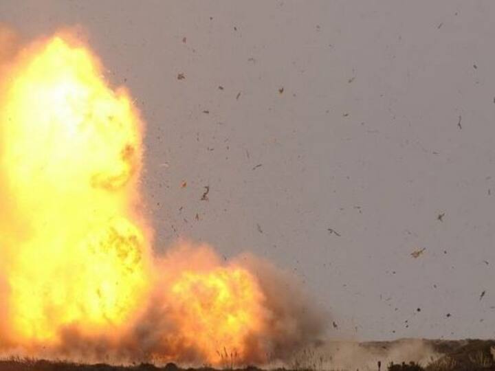 Pakistan Blast: पाकिस्तान के कराची में विस्फोट, 15 लोगों की मौत, धमाके के बाद गिरी इमारत में कई लोग दबे Karachi Blast 15 Dead, Several Injured In Pakistan, Building Collapsed Karachi Blast Pakistan Blast: पाकिस्तान के कराची में विस्फोट, 15 लोगों की मौत, धमाके के बाद गिरी इमारत में कई लोग दबे