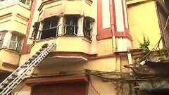 Kolkata Fire: সাত সকালে জাকারিয়া স্ট্রিটে বুথের উল্টোদিকে শাড়ির গুদামে আগুন! | Bangla News