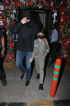 পরনে কালো হুডি, ছেলে ভিয়ানকে নিয়ে ক্যামেরার সামনে মুখ ঢাকলেন রাজ কুন্দ্রা