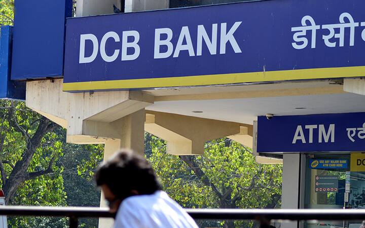 DCB Bank - ये बैंक ग्राहकों को 6.5 फीसदी की दर से ब्याज का फायदा दे रहा है. प्राइवेट सेक्टर के बैंक में यह बैंक सबसे ज्यादा ब्याज का फायदा ग्राहकों को दे रहा है. इस बैंक में सेविंग्स अकाउंट ओपन करवाने पर ग्राहकों को 2500 से 5000 रुपये तक का बैलेंस मेंनटेन करना होगा.