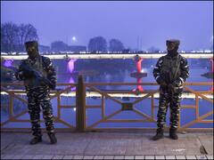 Jammu Kashmir News: पुलवामा में पुलिसकर्मी को घर के पास आतंकियों ने मारी गोली, गंभीर हालत में अस्पताल में भर्ती