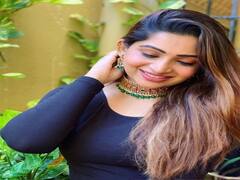 Nakshathra Nagesh Pics: ஊதாக்கலரில் மின்னும் நக்‌ஷத்ரா நாகேஷ் புகைப்படங்கள்...!