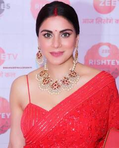 Shraddha Arya Photos: ये लाल इश्क! रेड साड़ी, माथे पर बिंदी और मांग में सिंदूर भर अप्सरा से कम नहीं लगीं श्रद्धा आर्या