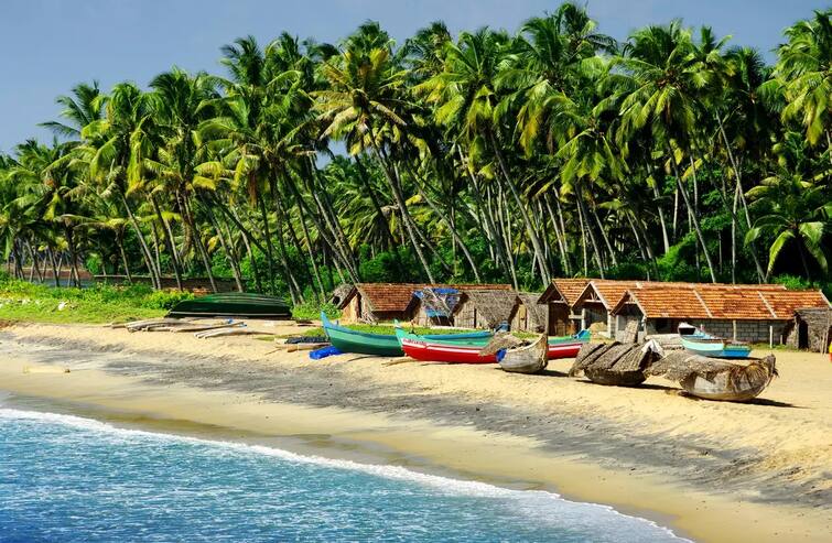 Goa State government warns tourists to come for Christmas and New Year reception Goa : कोरोनाचे नियम पाळा, अन्यथा...; ख्रिसमस आणि नववर्षाच्या स्वागतासाठी येणाऱ्या पर्यटकांना राज्य सरकारचा इशारा