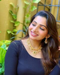 Nakshathra Nagesh Pics: ஊதாக்கலரில் மின்னும் நக்‌ஷத்ரா நாகேஷ் புகைப்படங்கள்...!