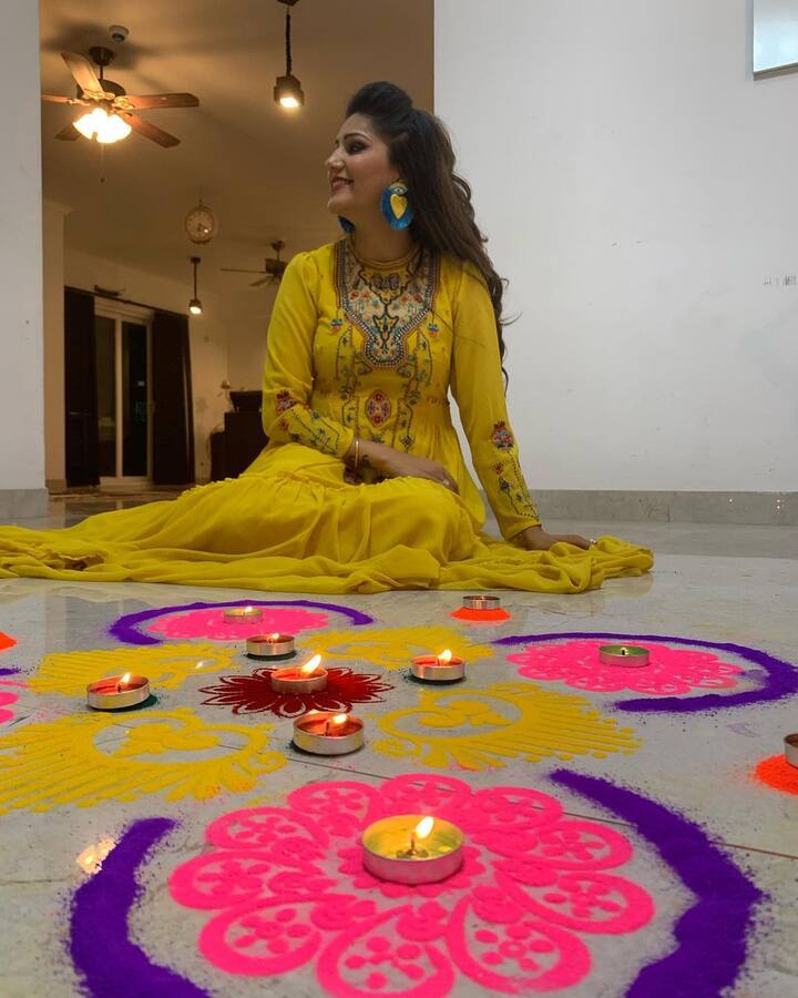 इस फोटो में उनके घर में लटकने वाली लाइट्स देखी जा सकती हैं. इसके साथ ही उनका फैन भी लेटेस्ट स्टाइल का है.