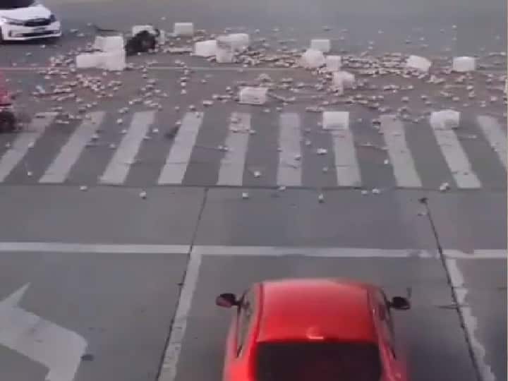 Fruits basket fell on road people started doing this heart touching viral video Watch: फलों की टोकरी बिखर गई सड़क पर, इसके बाद जो हुआ वो दिल छू लेगा आपका!