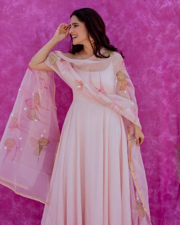 तिचे हे फोटो चाहत्यांच्या चांगलेच पसंतीस उतरत आहेत. (Photo : picchika/Insta)