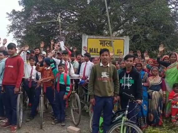 Pilibhit News: माला स्टेशन पर धरना दे रहे ग्रामीणों को मिला पूर्व मंत्री का साथ, सांसद वरुण गांधी ने भी लिखा पत्र Pilibhit News: माला स्टेशन पर धरना दे रहे ग्रामीणों को मिला पूर्व मंत्री का साथ, सांसद वरुण गांधी ने भी लिखा पत्र