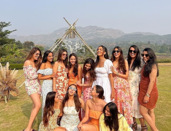 alia bhatt Enjoying party without ranbir kapoor, see pitures Alia Bhatt Party: Ranbir Kapoor के बिना गर्ल गैंग के साथ खूबसूरत वादियों में आलिया भट्ट ने की पार्टी, तस्वीरें वायरल