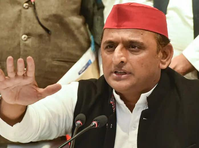 Akhilesh Yadav alleges UP govt of tapping his, other SP leaders' phone અખિલેશ યાદવનો આરોપ- CMના ઇશારા પર અમારા ફોન થઇ રહ્યા છે ટેપ, તેઓ જાતે સાંજે સાંભળે છે