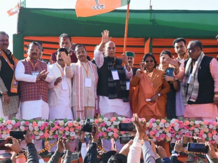 UP Election 2022 Jhansi Deputy CM Dinesh Sharma lashed out at the opposition ANN UP Election 2022: विपक्ष पर जमकर बरसे दिनेश शर्मा, कहा- 'पहले गुंडे माफिया प्रदेश चलाते थे, आज कानून का राज है'