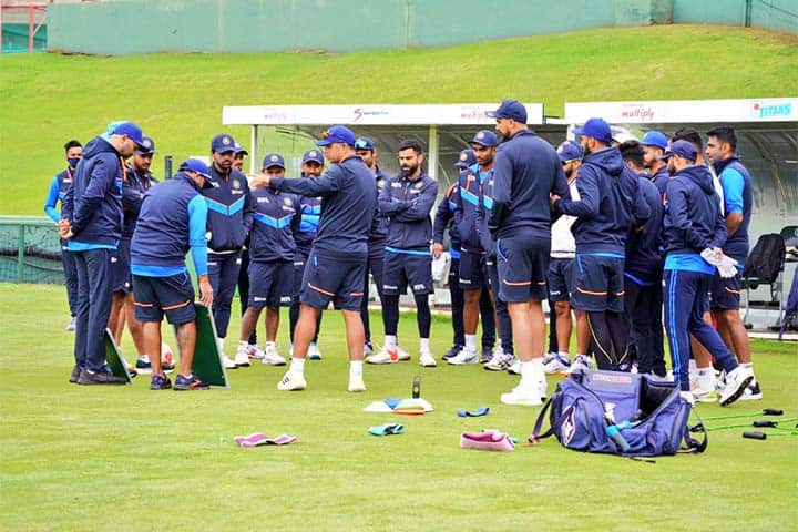 भारतीय क्रिकेट संघ दक्षिण आफ्रिका दौऱ्यासाठी दक्षिण आफ्रिकेत पोहोचला आहे. हा दौरा भारतीय संघासाठी अत्यंत महत्त्वाचा आहे. (Photo : @BCCI/Twitter)