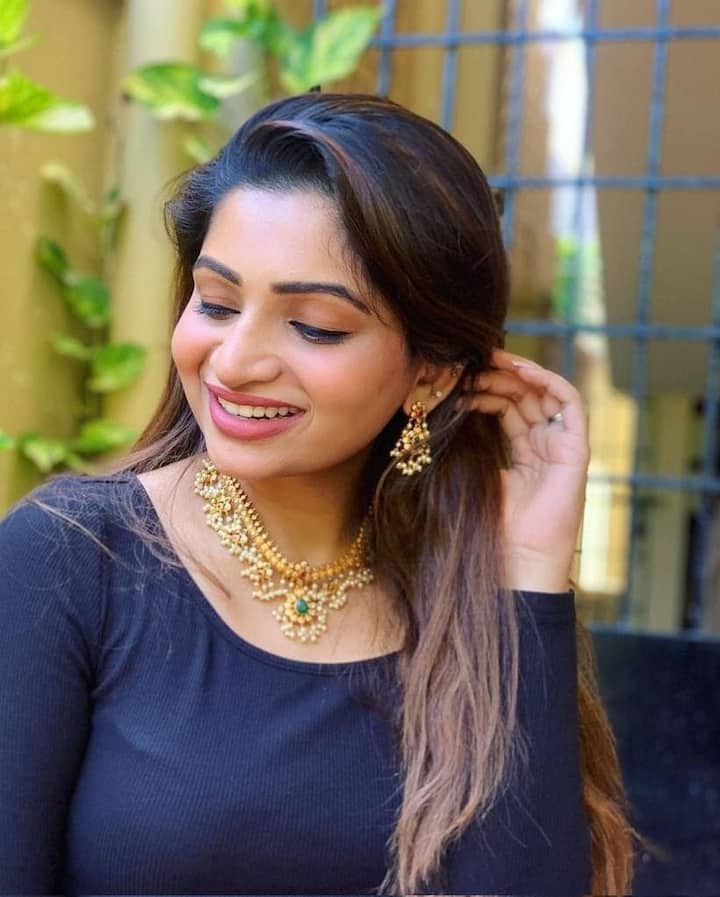 பூவின் மகளே நீ யாரோ புன்னகை நிலவே நீ யாரோ