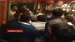 KMC Election 2021: পুলিশকে ঠেলে বুথে বহিরাগতরা, ভাঙা হল ইভিএম; উত্তেজনা বড়বাজারে। Bangla News