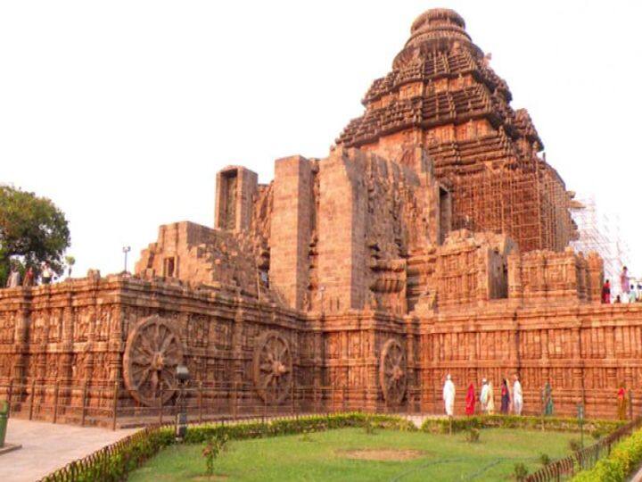 मंदिर के शिखर से उगते और ढलते सूर्य दोनों को साफ देखा जा सकता है. वहीं, मंदिर के आधार को सुंदरता प्रदान करते 12 चक्र बारह महीनों को दर्शाते हैं. बता दें कि यहां स्थानिय लोग सूर्य को बिरंचि-नारायण भी कहते हैं. यह अपने वास्तु के लिए दुनियाभर में मशहूर है.