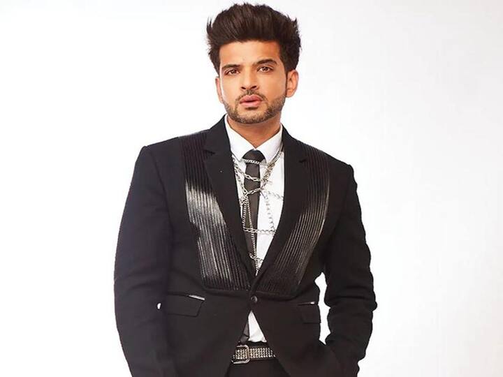 Karan Kundra: करण कुंद्रा टीवी के सबसे पॉपुलर एक्टर्स में से एक हैं. मीडिया रिपोर्ट्स के मुताबिक, करण को बिग बॉस में हर वीक के लिए 8 लाख रुपये मिल रहे हैं.