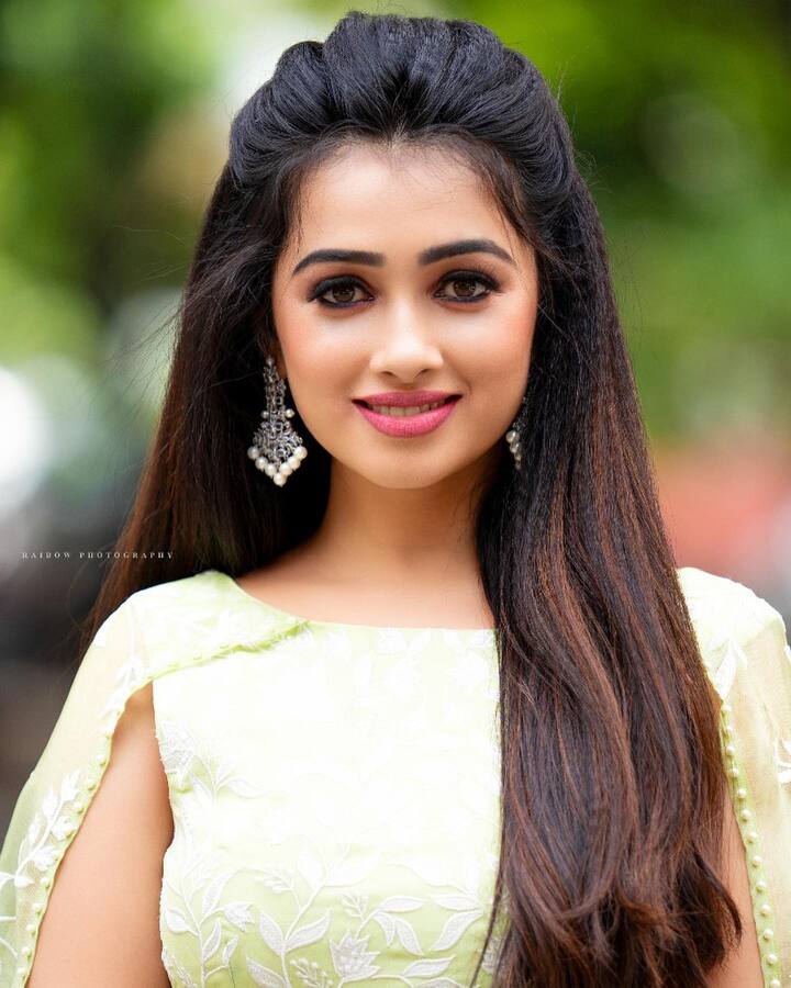 అగ్నిసాక్షి సీరియల్ తో గౌరిగా తెలుగు బుల్లితెరపై అడుగుపెట్టిన ఐశ్వర్య..ఆరంభంలో ఇంగ్లీష్ లో డైలాగ్స్ రాసుకుని చెప్పేదట. ఇప్పుడైతే తెలుగు చక్కగా మాట్లాడేస్తోంది. ఇప్పుడు కస్తూరి సీరియల్ లో లీడ్ క్యారెక్టర్ చేస్తోంది.