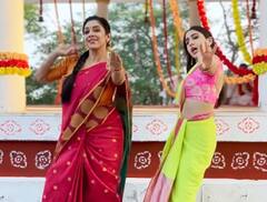 chaka chak : બોલીવૂડ એક્ટ્રેસ સારા સાથે 'અનુપામા'એ લગાવ્યા ઠુમકાં