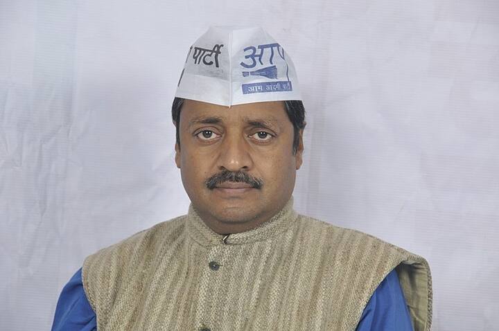 आलोक अग्रवाल आम आदमी पार्टी के नेता हैं. उनका जन्म 25 अगस्त 1967 को उत्तर प्रदेश की राजधानी लखनऊ में हुआ था। आलोक अग्रवाल ने आईआईटी कानपुर से केमिकल इंजीनियरिंग में ग्रेजुएशन किया है.