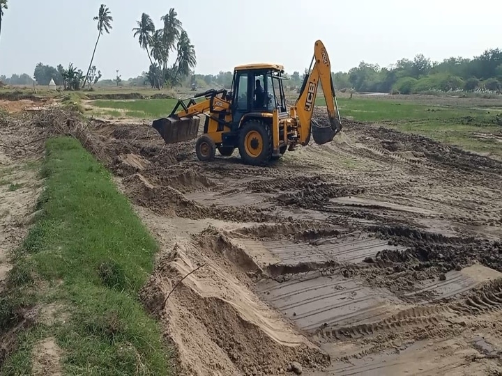 கடலூரில் வெள்ளத்தால் மணல் மேடாக மாறிய விளைநிலங்கள் - சொந்த செலவில் சமன்படுத்தும் விவசாயிகள்