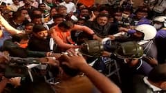 KMC Election 2021: ব্যারিকেড ভেঙে এগোনোর চেষ্টা, মুরলীধর সেন লেনে বিজেপির মিছিল ঘিরে ধুন্ধুমার| Bangla News