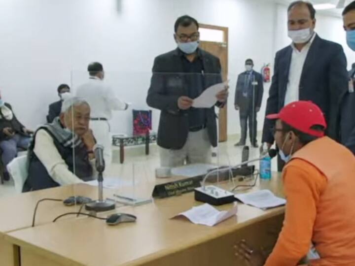 Janata Darbar: ‘मुख्यमंत्री तक जाता है कमीशन’, जनता दरबार में नीतीश कुमार के सामने ही युवक ने कह दी यह बड़ी बात Janata Darbar: Commission goes to the Chief Minister, young man said this big Statement in front of Nitish Kumar in the Janata Darbar ann Janata Darbar: ‘मुख्यमंत्री तक जाता है कमीशन’, जनता दरबार में नीतीश कुमार के सामने ही युवक ने कह दी यह बड़ी बात